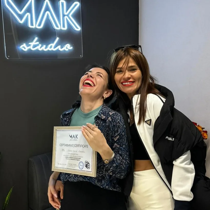 Выпускницы MAK — вручение сертификата